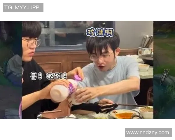 圣枪哥举杯求助珍洪豆奶是否会自动流入杯中