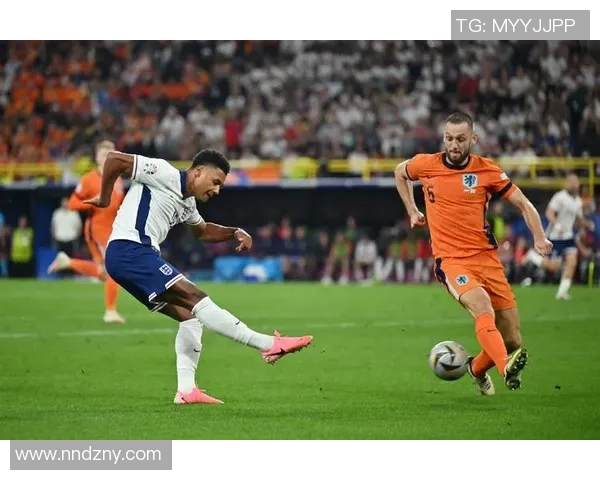 激烈对抗现场赖斯与西蒙斯冲突升级波罗出面引发双方黄牌警告